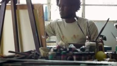 年轻的黑人绘画爱好自豪的非裔美国人作为专业画家